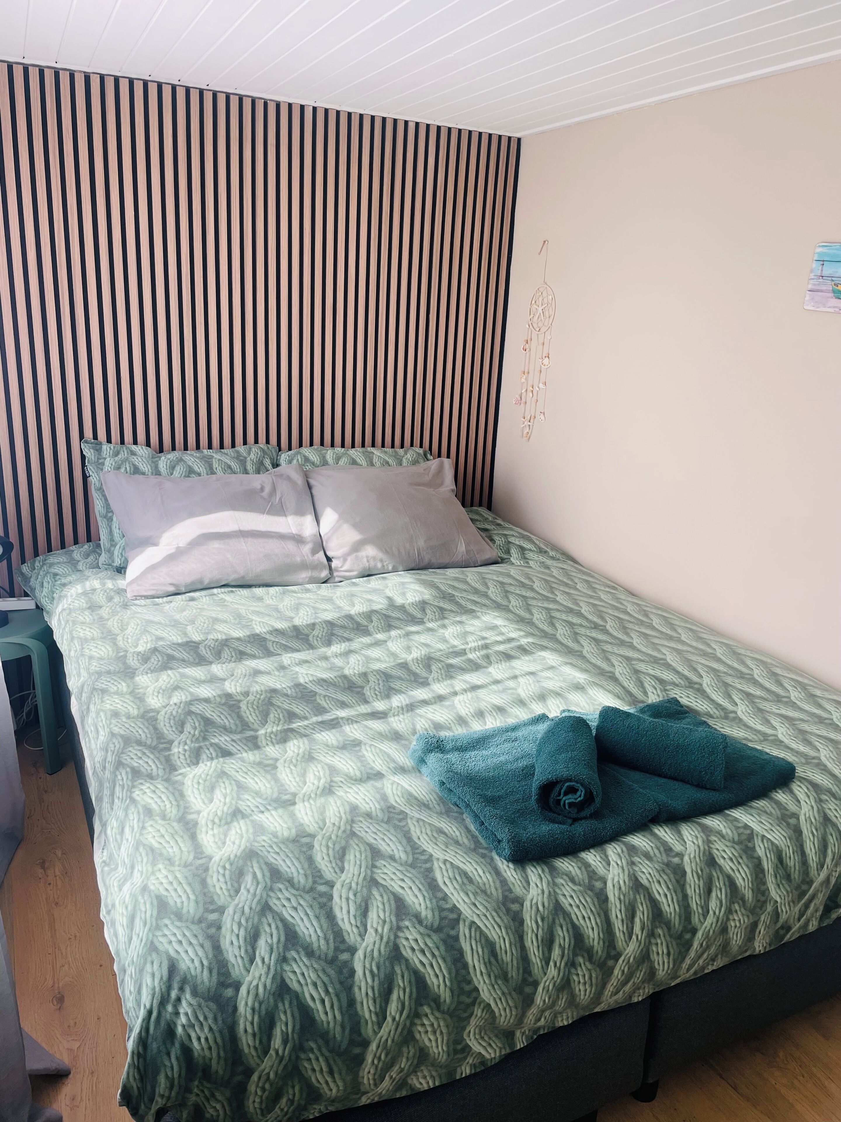WiFi, bed sheets