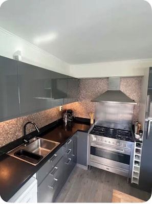 Private kitchen - A cozy home just a 3-minute walk from the beach! (Noordwijk)