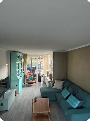 Living area - A cozy home just a 3-minute walk from the beach! (Noordwijk)