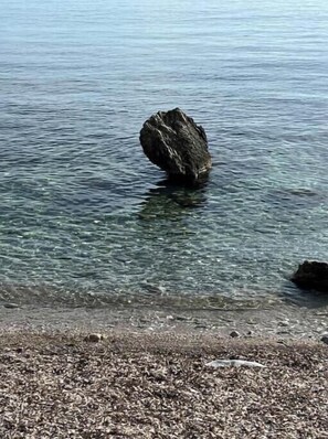 A clear body of water with a single rock in the center. - Villa Donna Toni - Elegance by the Sea between Sicilian Art and Relaxation (Carini)