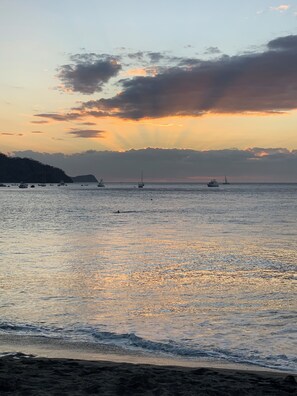 Beach nearby - Live the Pura Vida Life! Modern 3 bedroom home close to downtown and beach (Guanacaste)