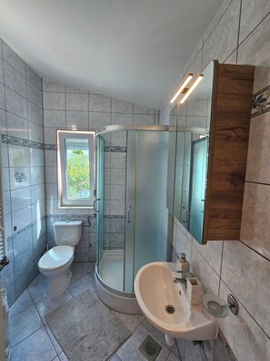 Apartamento básico, vista para o mar | Banheiro | Chuveiro, produtos de toalete grátis, secador de cabelo 