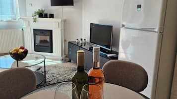 Apartamento básico, vista para o mar | Opções para refeição