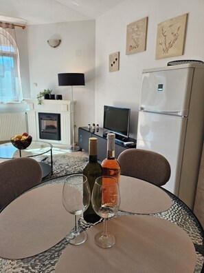 Apartamento básico, vista para o mar | Opções para refeição
