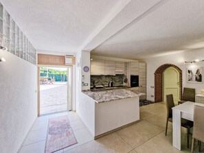 Fridge, oven, stovetop, dishwasher