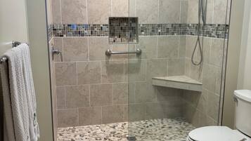 Douche, sĂšche-cheveux, serviettes fournies, savon