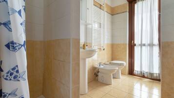 Doccia, bidet, asciugamani