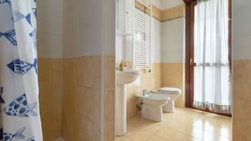 Douche, bidet, serviettes fournies