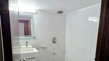 Chambre Deluxe double ou avec lits jumeaux | Salle de bain | Douche, serviettes fournies, savon, shampooing