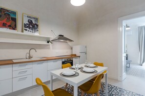Fridge, oven, electric kettle, cookware/dishes/utensils - Ai Benedettini Apartment by Wonderful Italy (Catania)
