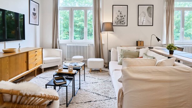 A modern living room with a sofa, coffee table, and a television. - Bel Appartement 2 Chambres Avec Espace Travail (Lille)