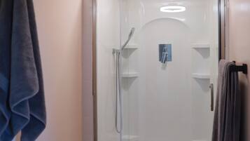 Douche, sĂšche-cheveux, serviettes fournies, savon