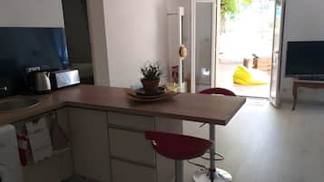 Kühlschrank, Mikrowelle, Ofen, Herdplatte
