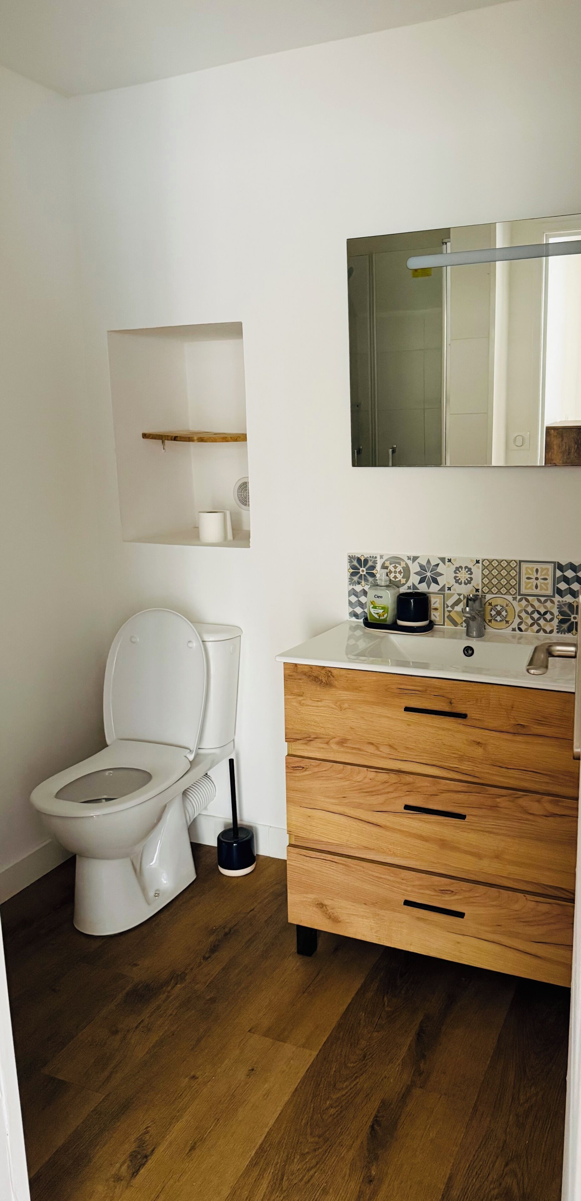 Serviettes fournies, papier toilette