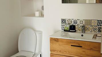 Serviettes fournies, papier toilette