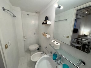 Shower, hair dryer, towels - Apartment 'Termini Suite Roma' with Wi-Fi and Air Conditioning (Roma)