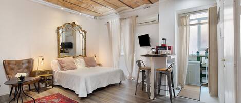 Iron/ironing board, WiFi, bed sheets