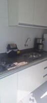 Geladeira, micro-ondas, cooktop, talheres/pratos/utensílios de cozinha