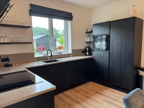 Kühlschrank, Ofen, Geschirrspüler, Wasserkocher mit Kaffee-/Teezubehör