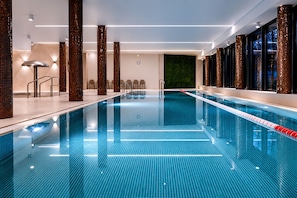 Kolam renang indoor