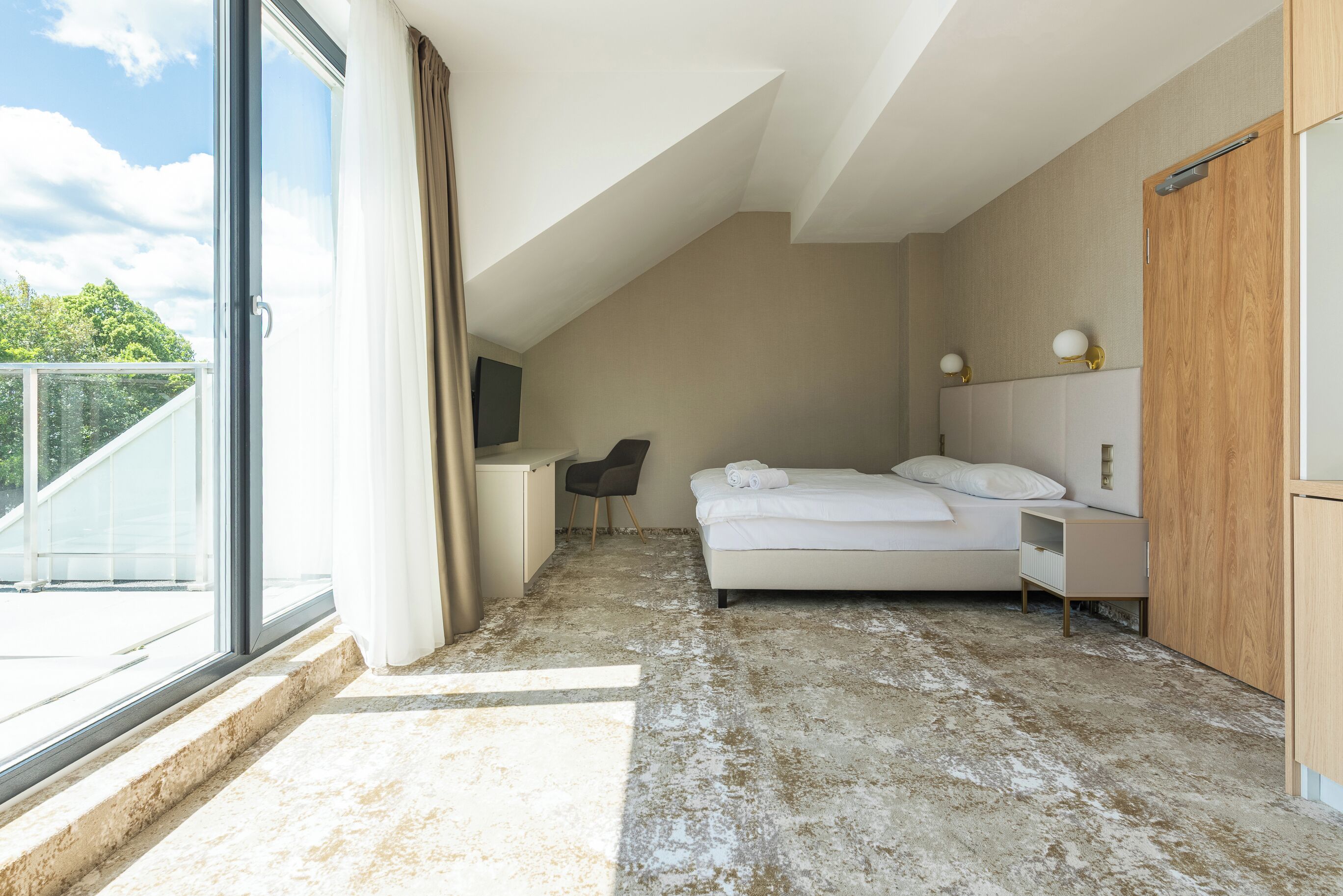 Superior Double Room, Lake View | Desk, laptop workspace, WiFi (free), bed sheets