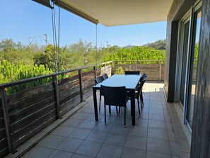 Outdoor dining - Vrbo Property (Saint-Raphaël)