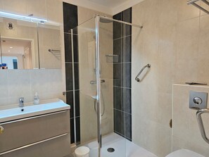 Bathroom - Vrbo Property (Saint-Raphaël)