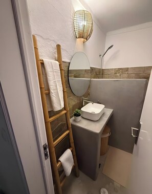 Een douche, een haardroger, handdoeken