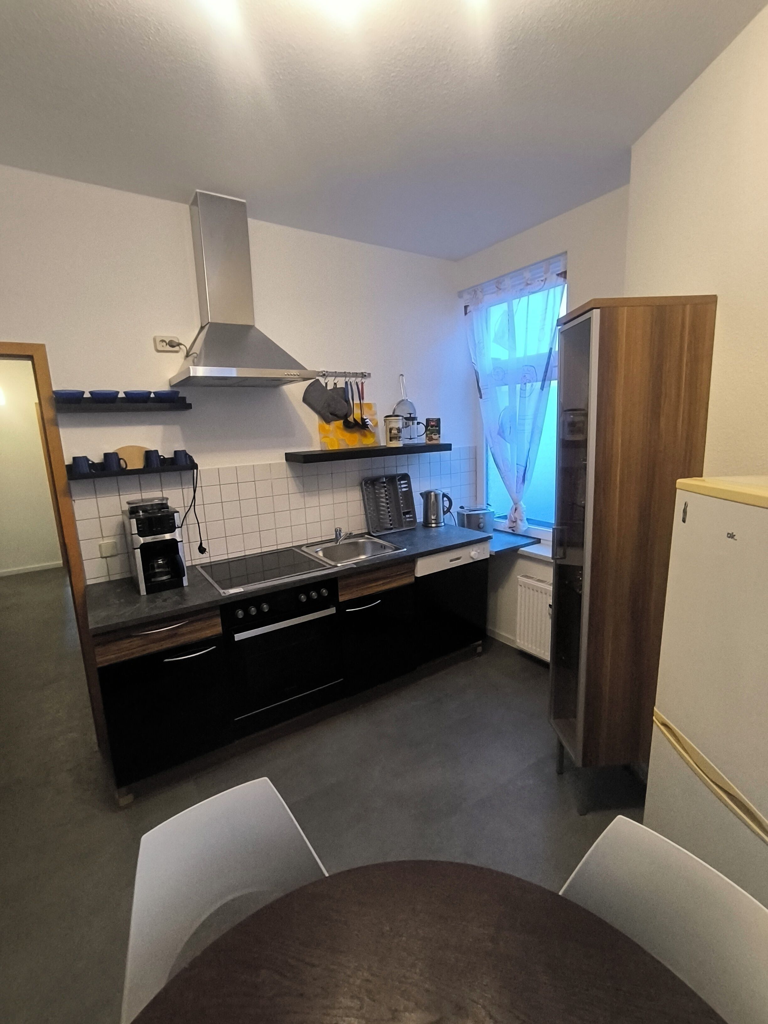 Wasserkocher mit Kaffee-/Teezubehör, Kühlschrank, Ofen, Herdplatte