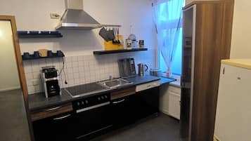 Wasserkocher mit Kaffee-/Teezubehör, Kühlschrank, Ofen, Herdplatte