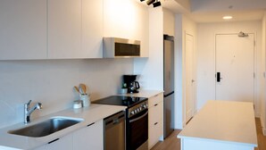Eine moderne Küche mit Geschirrspüler, Herd und Kühlschrank.