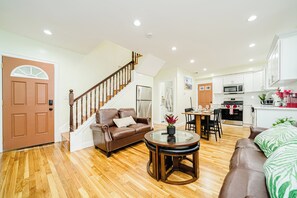 Smart TV - HOT DEAL 30% OFF - New Cozy Boston 4BR Stay w/Parking Pet-Friendly 37/2 (Dorchester)