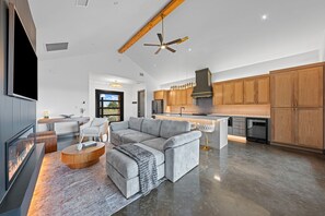 Living area - Cactus Cottage - Sauna, Fire Pit & 290 Wine Trail (Fredericksburg)