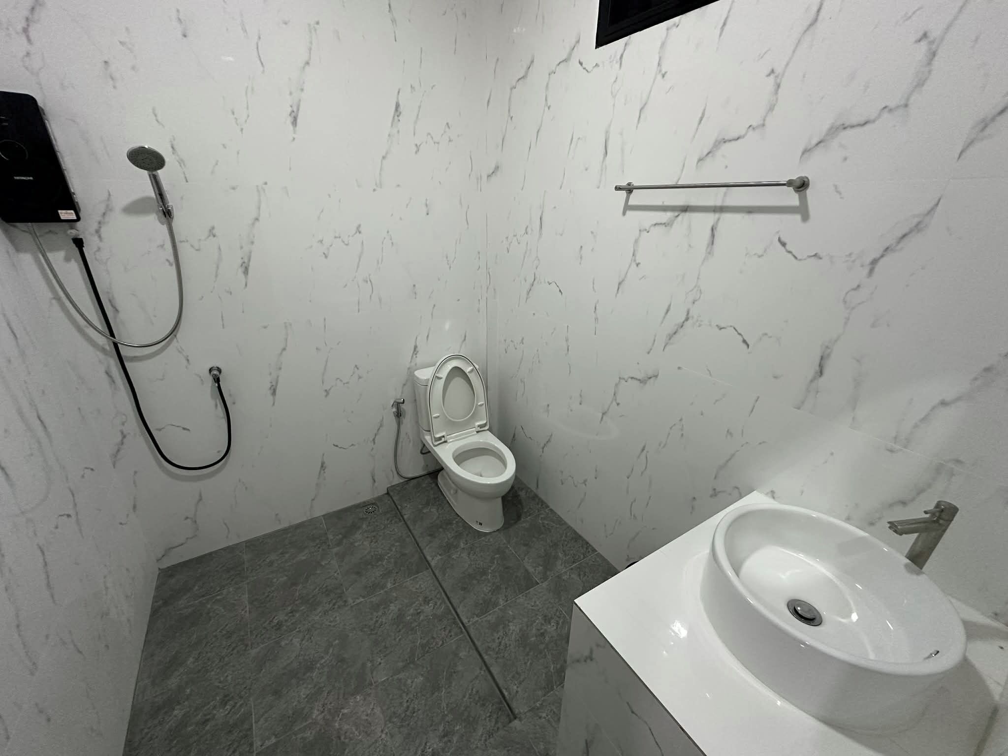 Chambre | Salle de bain | Douche, articles de toilette gratuits, serviettes fournies, savon