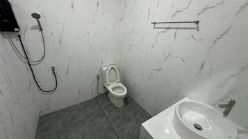 Chambre | Salle de bain | Douche, articles de toilette gratuits, serviettes fournies, savon
