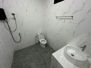 Room | Bathroom | Shower, free toiletries, towels, soap - Baan Puen Kin Kanchanaburi (Thamung)