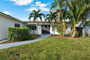 Exterior - Ivory House- Private Retreat with Pool Near Beach (Hollywood)