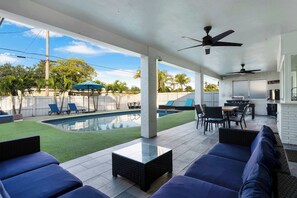 Outdoor dining - Ivory House- Private Retreat with Pool Near Beach (Hollywood)