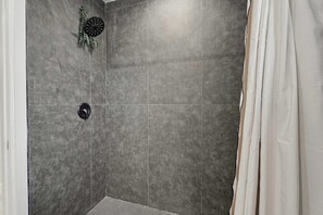 Shower, hair dryer, towels, shampoo - Ivory House- Private Retreat with Pool Near Beach (Hollywood)