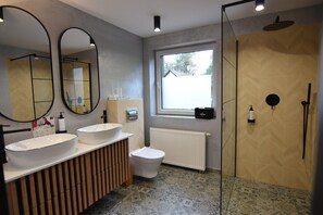 Dusche, Haartrockner, Handtücher