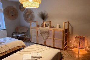 Travel cot, free WiFi, bed sheets