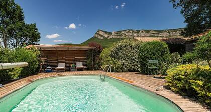 Cottage 'Gite Du Chat Qui Pêche' with Mountain View, Private Pool and Wi-Fi