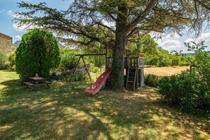 Children's area - Cottage 'Gite Du Chat Qui Pêche' with Mountain View, Private Pool and Wi-Fi (Saou)
