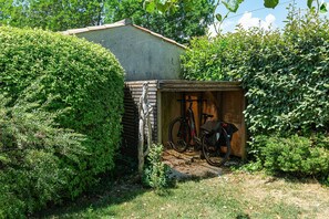 Property grounds - Cottage 'Gite Du Chat Qui Pêche' with Mountain View, Private Pool and Wi-Fi (Saou)