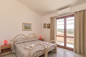 Planxa i posts de planxar i roba de llit 