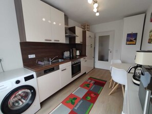 Kühlschrank, Mikrowelle, Ofen, Herdplatte