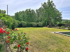 Property grounds - Château Prieuré des Mourgues - A refined interlude on a wine estate. (Saint-Chinian)