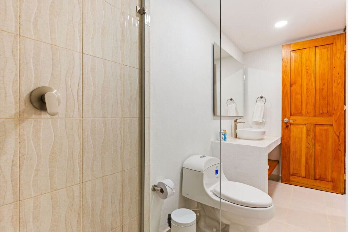 Un bagno con WC, lavandino e zona doccia.