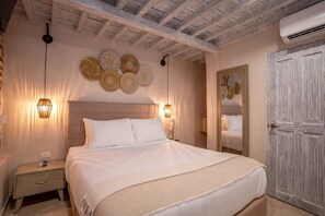 Iron/ironing board, WiFi, bed sheets - Casa Luna 6BR + 2 Jacuzzis inside Walled City (Cartagena de Indias)