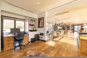 House - Thamesside Living 3 Bedroom Boathouse (London)